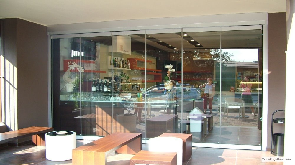 Frameless Shop window displays for pastry shops